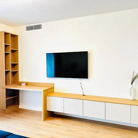 Apartment Bel Dom, A Spacious New 2 & Parking *